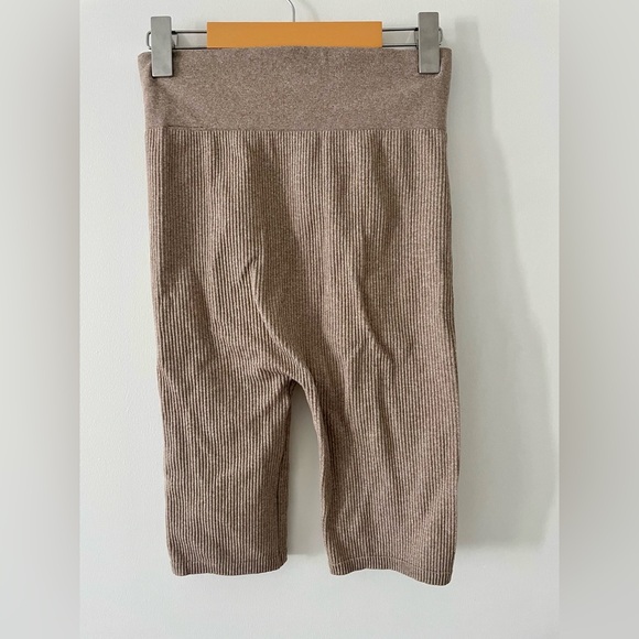 🤰🏽H&M | MAMA Seamless Ribbed Bike Shorts - Picture 6 of 8